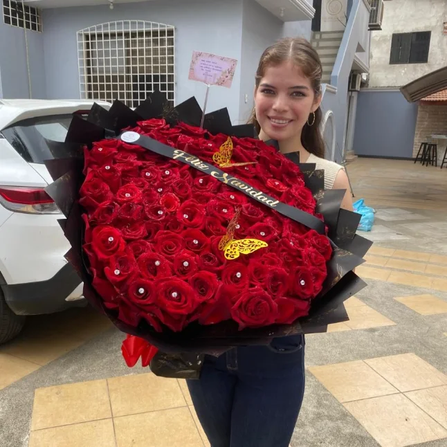 Cliente satisfecha con obsequio floral